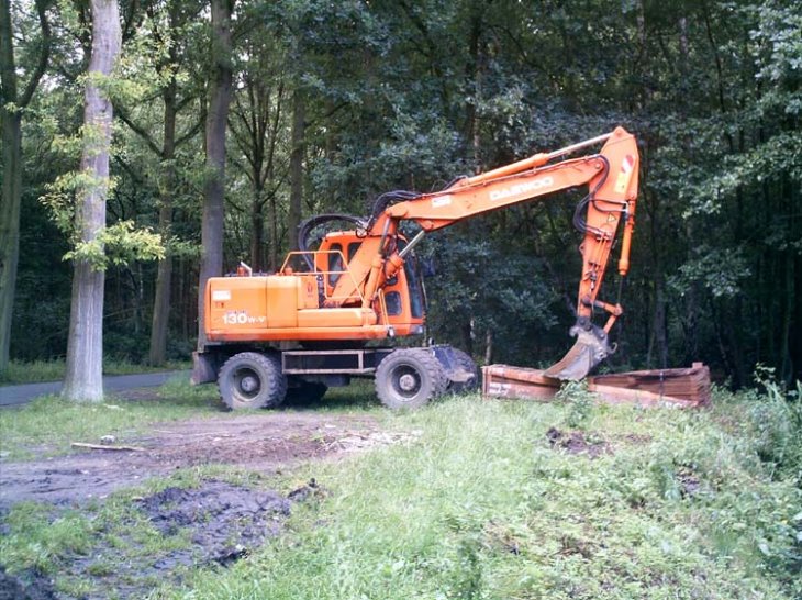 Werken aan oever van hofgracht Kerkedreef.