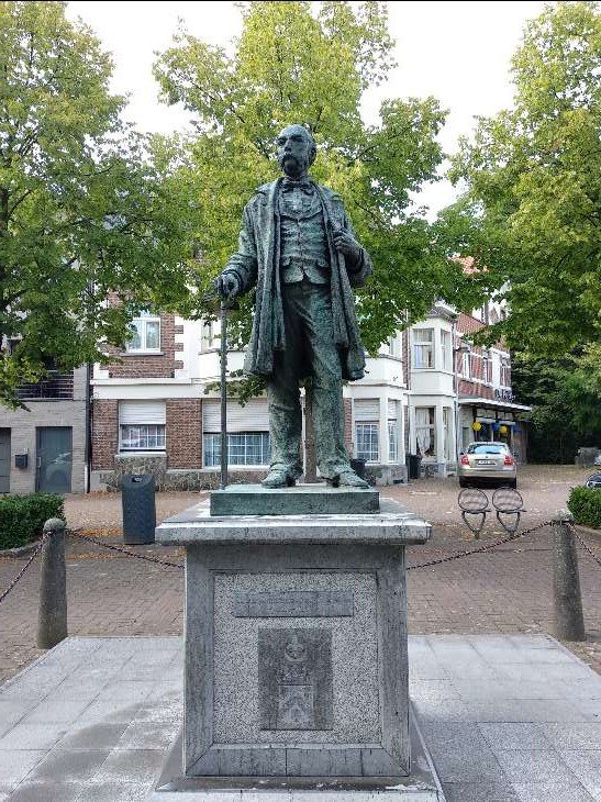 Standbeeld van Alphonse della Faille de Leverghem op het Zegeplein.