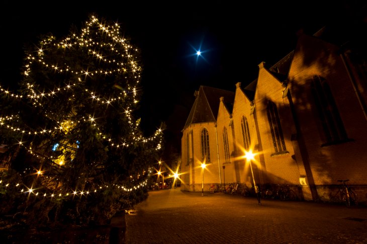 Kerstboomverlichting op het kerkplein..