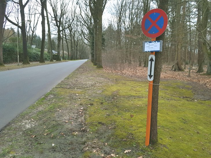 Parking domein De Inslag afgesloten met betonblokken.