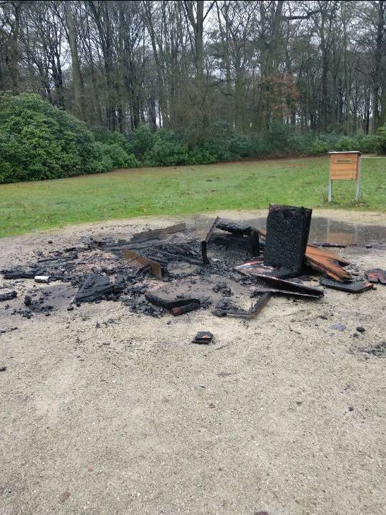Uitgebrande Golem in park De Mik