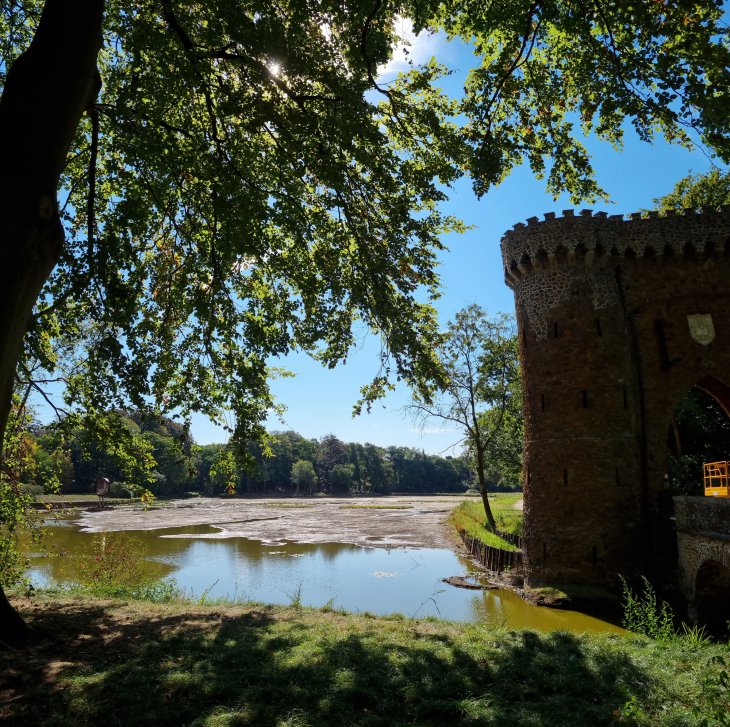 Torenpoort in park De Mik