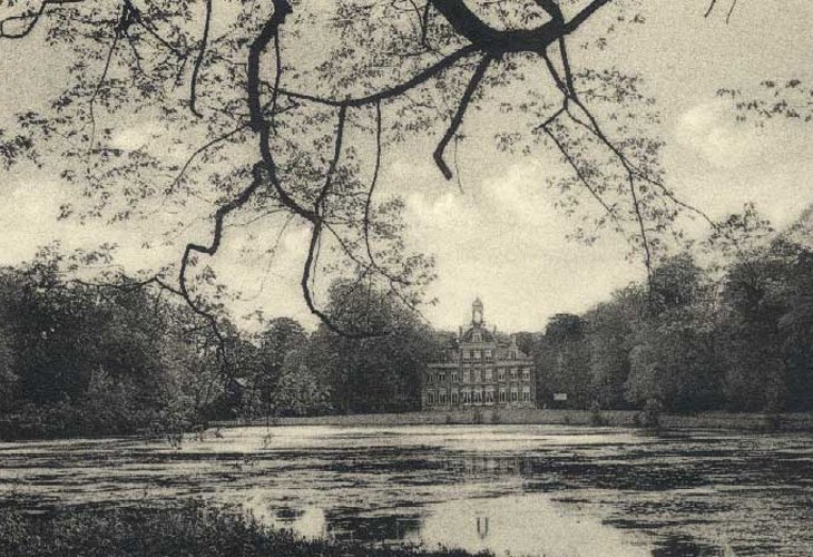 Kasteel De Mik en de vijver.