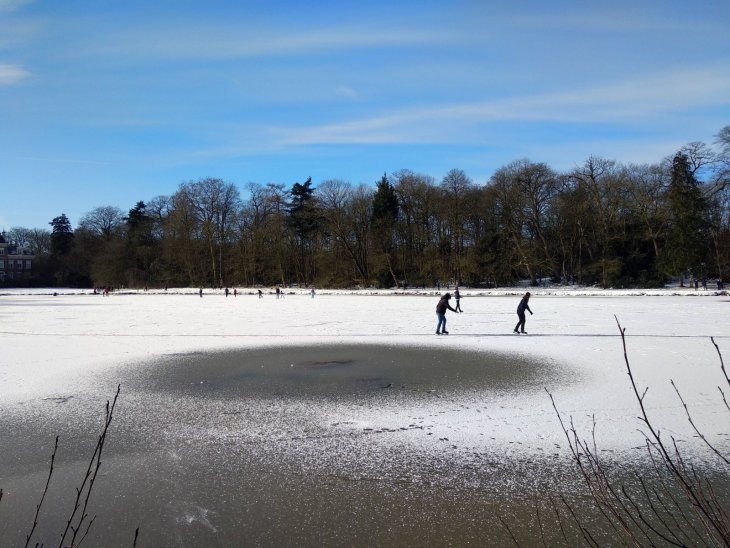 Schaatsers op de vijver in park De Mik.