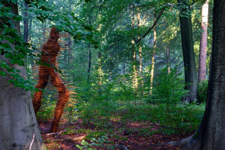 Kunstwerk Woudloper in park De Mik.