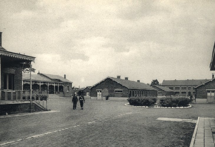 De veld artillerie school in het kamp.