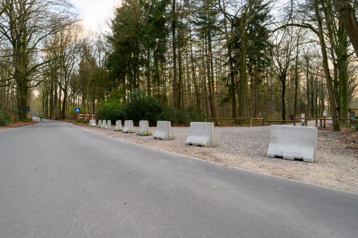 Parking domein De Inslag afgesloten met betonblokken.