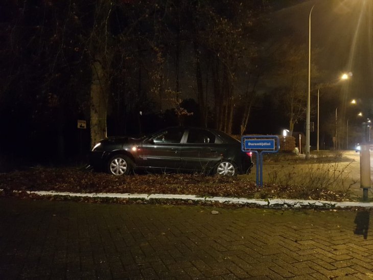 Auto tegen boom 2