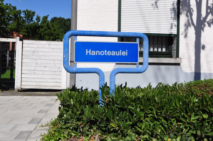 Straatnaambord: Hanoteaulei