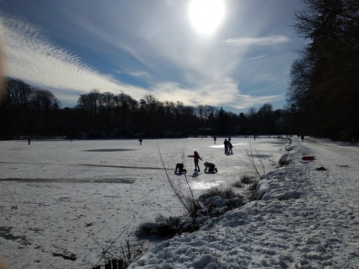 Schaatsers op de vijver in park De Mik.