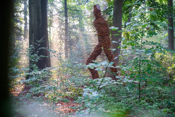 Kunstwerk Woudloper in park De Mik.