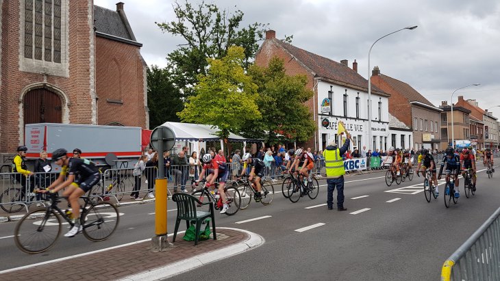 Wielerwedstrijd voor Nieuwelingen Grote prijs Café Belle Vue 4