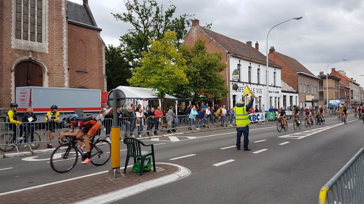 Wielerwedstrijd voor Nieuwelingen Grote prijs Café Belle Vue 1