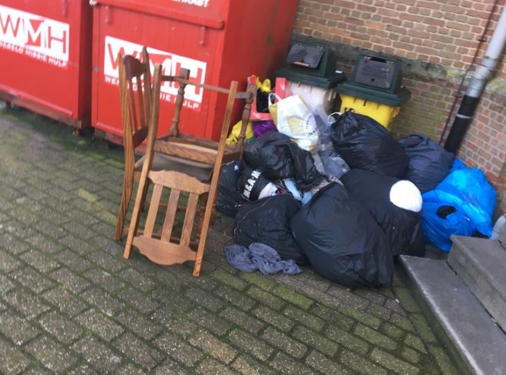 Sluikstort aan de kledingcontainer.