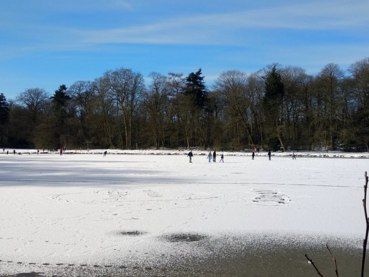 Schaatsers op de vijver in park De Mik.