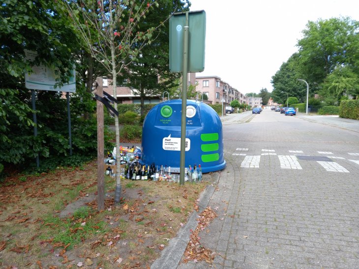 Overvolle glascontainer in de Molenheide.