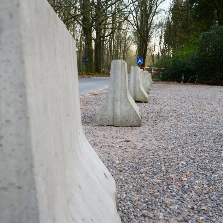 Parking domein De Inslag afgesloten met betonblokken.