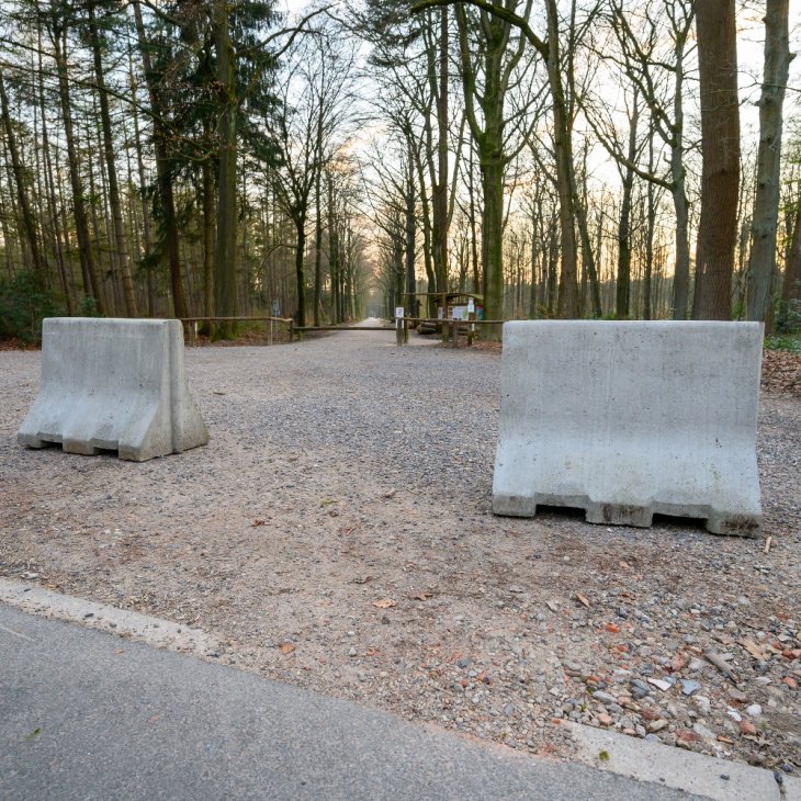 Parking domein De Inslag afgesloten met betonblokken.